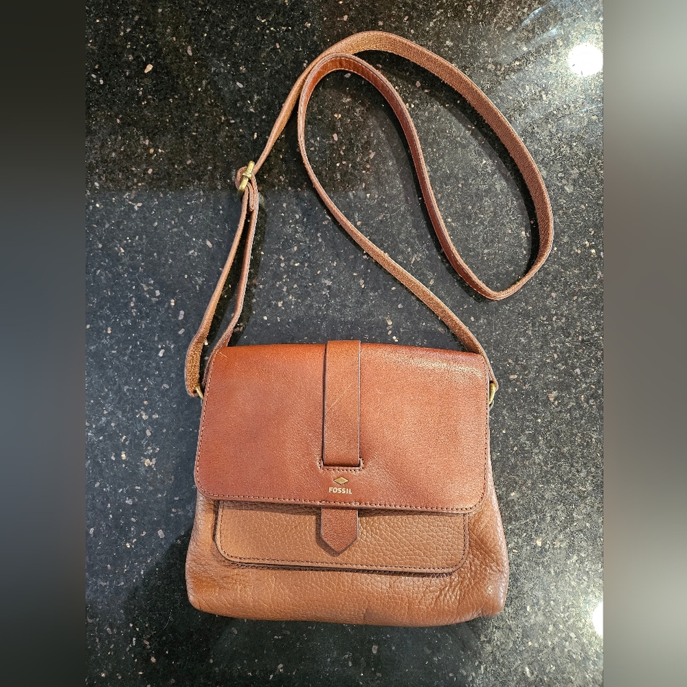 Fossil Brown Crossbody Bag with Adjustable Strap and Structured Design